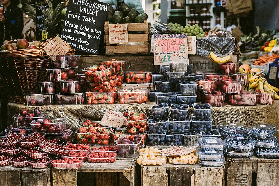 Étal de fruits et légumes sur un marché.